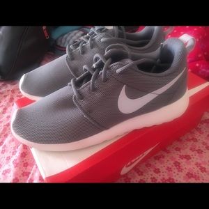 🎉BRAND NEW🎉 ✨Women’s Nike Roshe One Sneakers✨